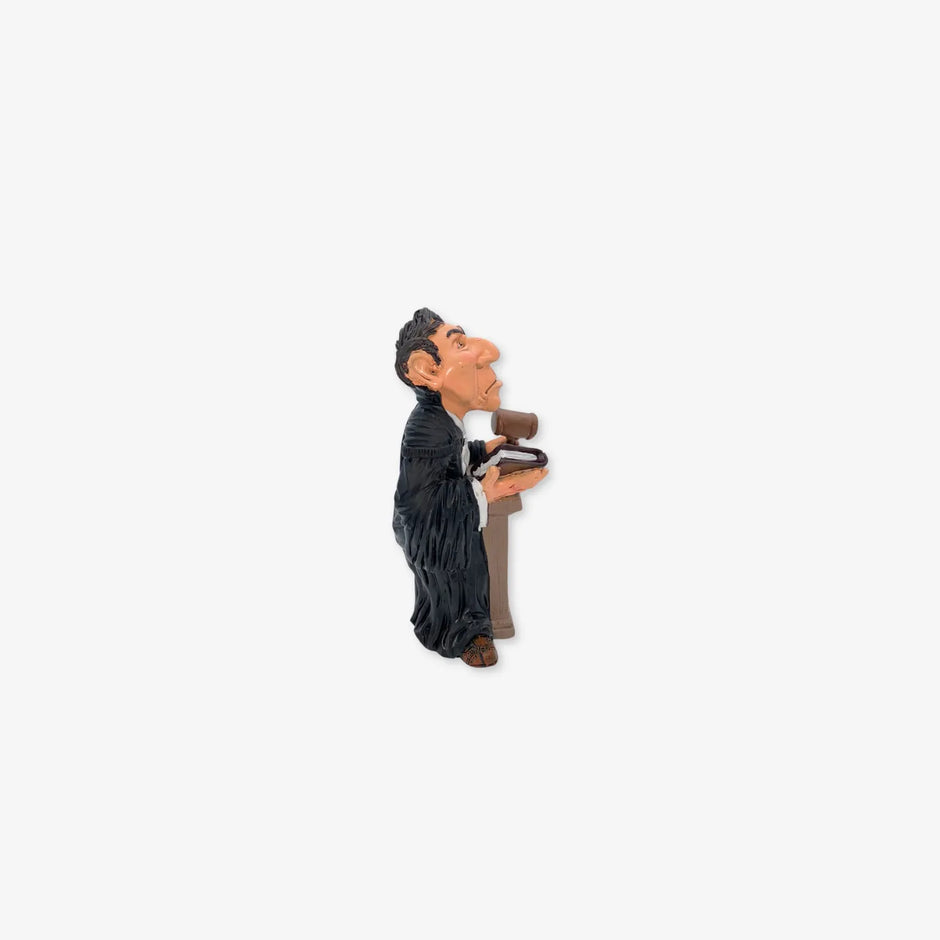 Figura de un Juez de Poliserina