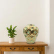 Jarrón Decorativo con Toques Dorados