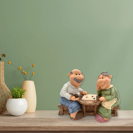 Pareja de Ancianos Jugando Damas