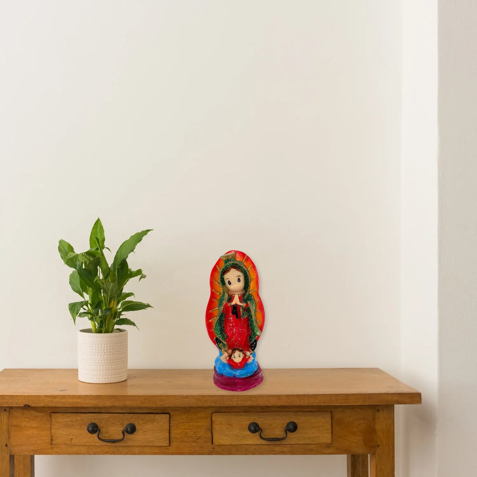 Escultura de la Virgen de Guadalupe de cerámica