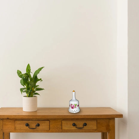 Campana de porcelana blanco con dibujos de flores