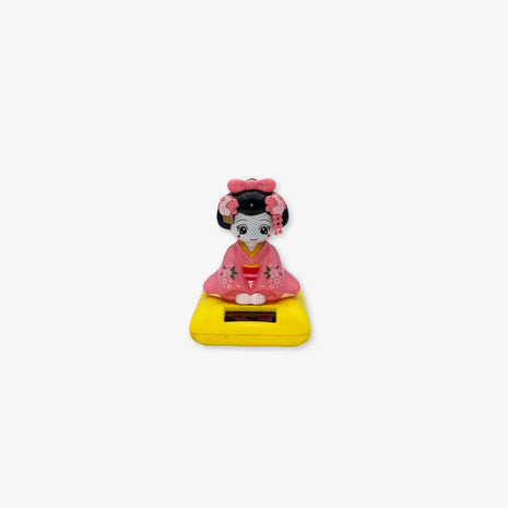 Muñeca De Kimono Japonesa con Cabeza Temblorosa con energia solar