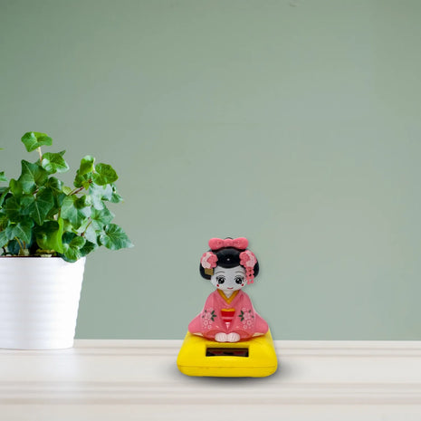 Muñeca De Kimono Japonesa con Cabeza Temblorosa con energia solar