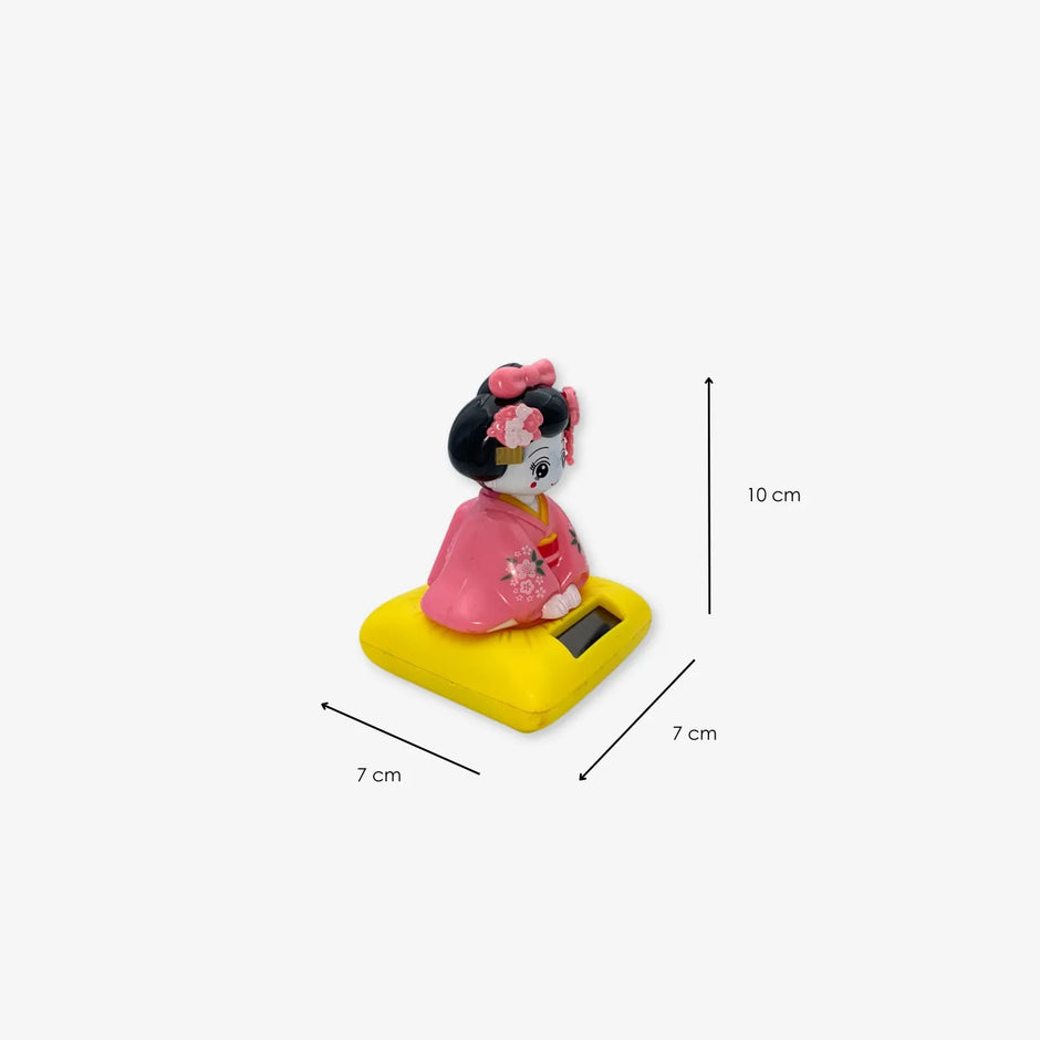 Muñeca De Kimono Japonesa con Cabeza Temblorosa con energia solar