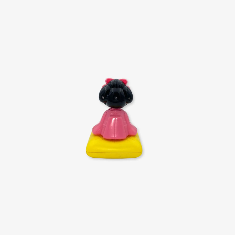 Muñeca De Kimono Japonesa con Cabeza Temblorosa con energia solar