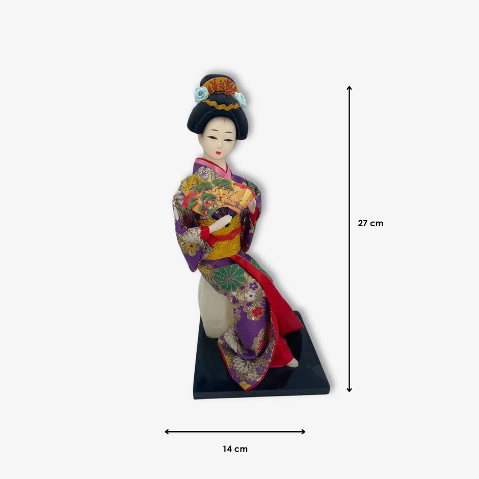 Figura de geisha japonesa con hermoso kimono morado