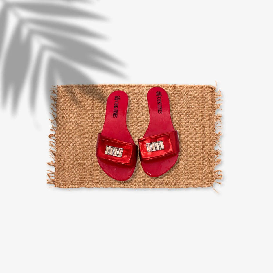 Sandalias planas elegantes para mujeres color rojo con detalles