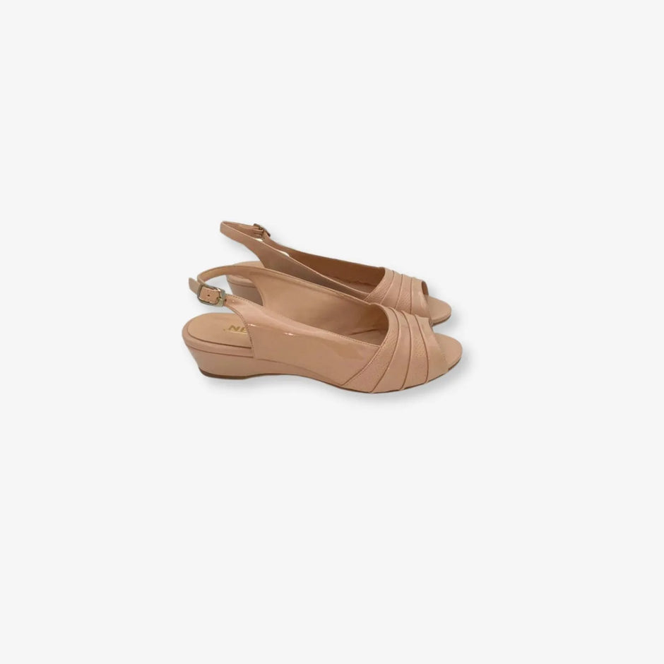 Sandalía de mujer con taco bajo color rosado con punta abierta