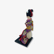 Figura de geisha japonesa con hermoso kimono morado