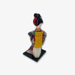 Figura de geisha japonesa con hermoso kimono morado