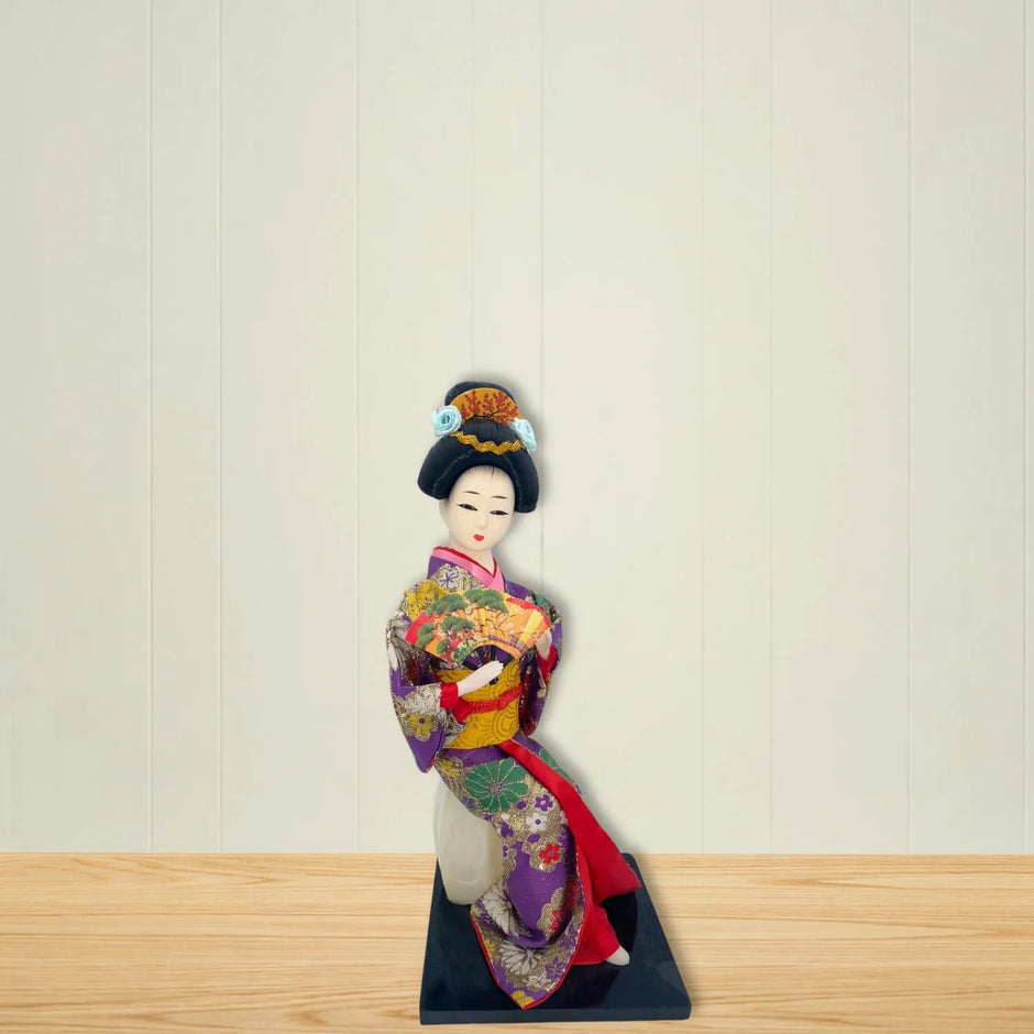 Figura de geisha japonesa con hermoso kimono morado