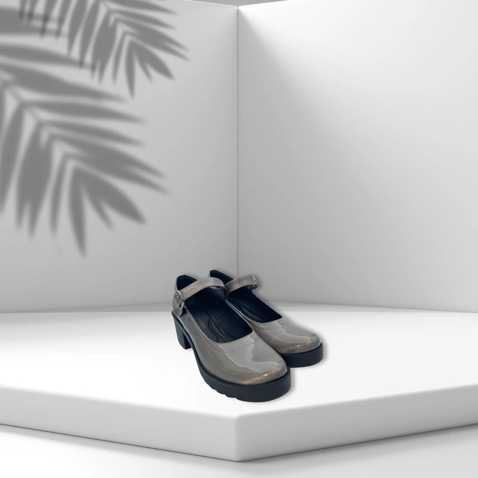 Zapatos para mujer con correa Modelo Mary Jane en plomo cromado