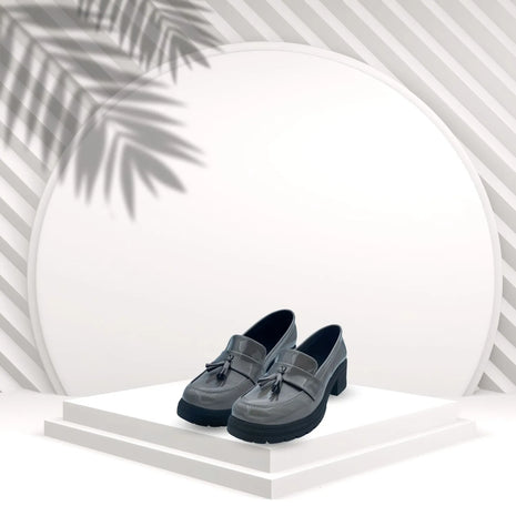 Zapato Mocasin Charol con Detalles color Gris Cromado para Mujer