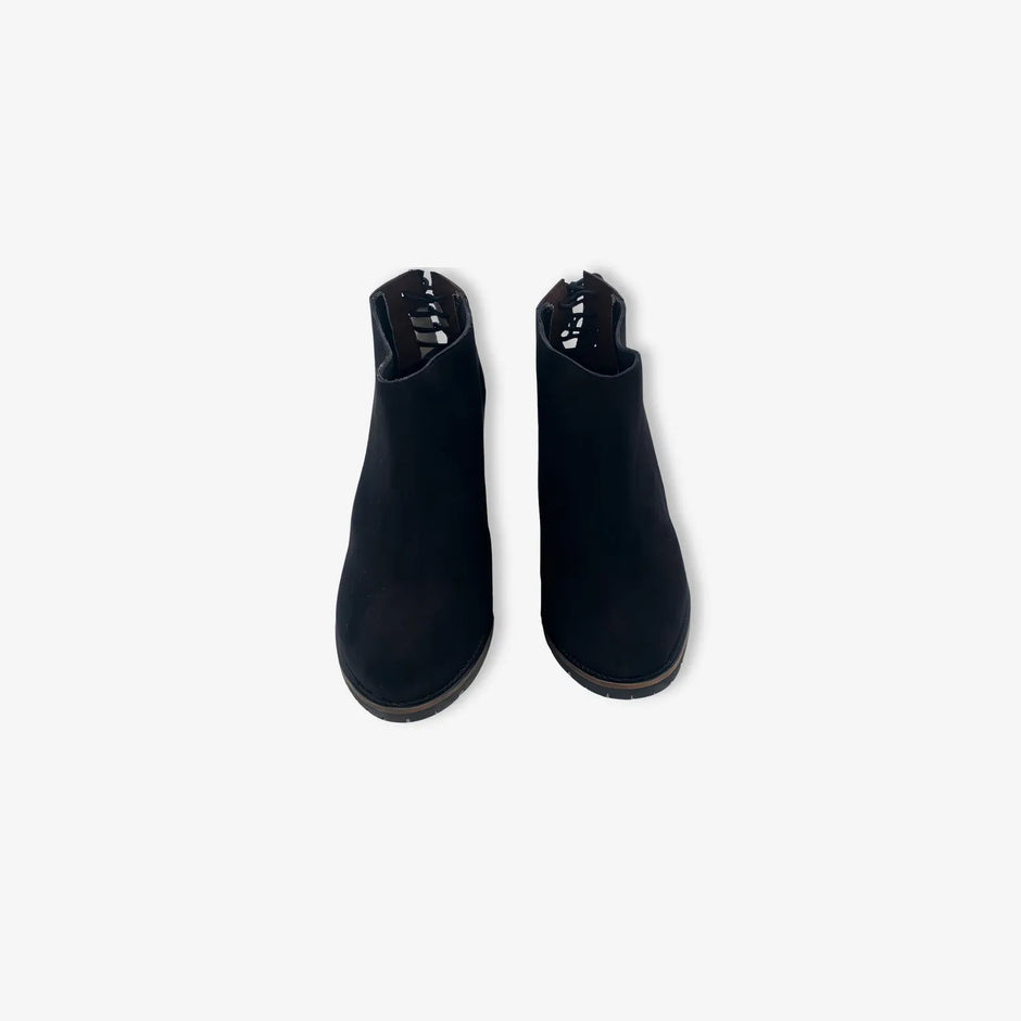 Botines con taco para mujer con pasador en la parte de atras en color negro
