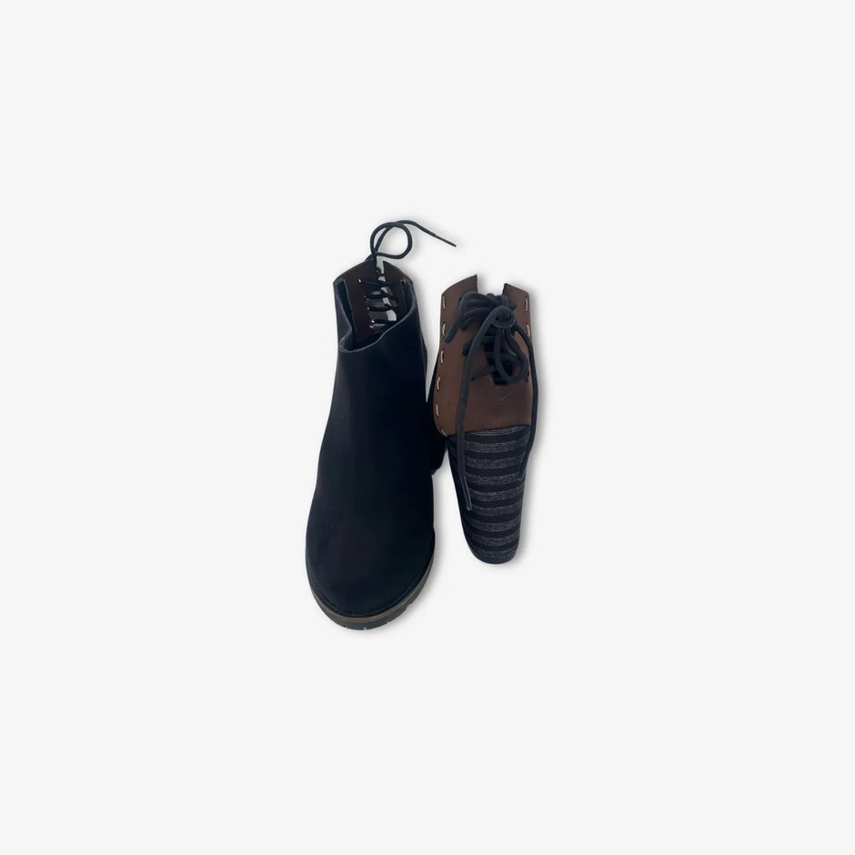 Botines con taco para mujer con pasador en la parte de atras en color negro