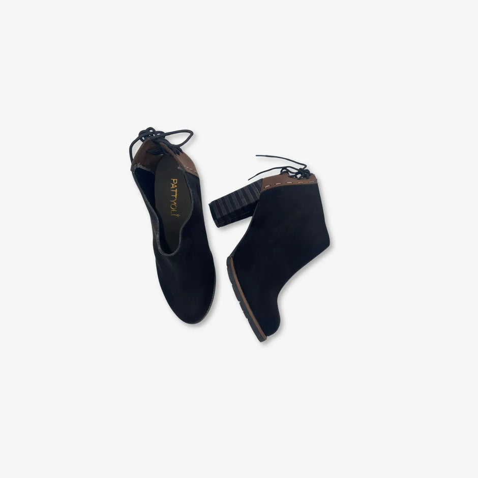 Botines con taco para mujer con pasador en la parte de atras en color negro
