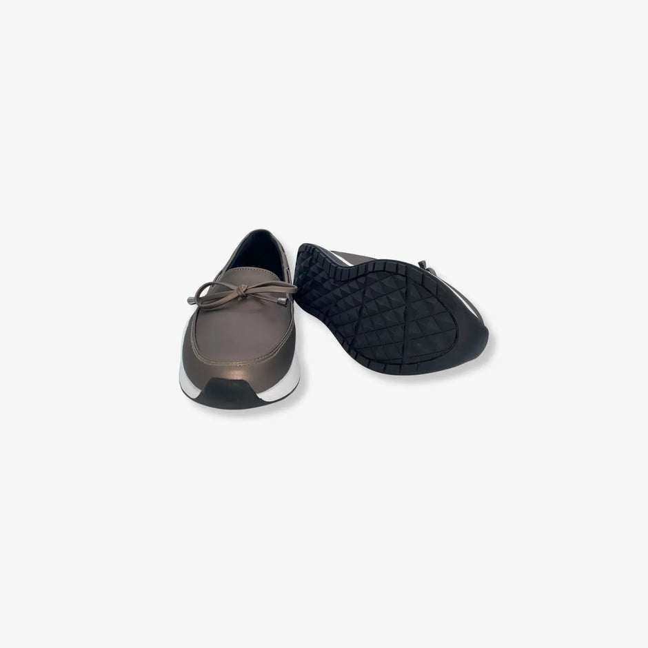 Zapatos para Mujer con Detalle Pasador color Gris Cromado