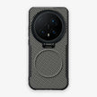 Case CamShield Carbono Honor Magic 8 Pro en Gris Plateado: diseño en fibra de carbono, tapa de cámara que se abre como parante, compatible con accesorios magnéticos