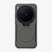 Case CamShield Carbono Vivo X300 Pro en Gris Plateado: diseño en fibra de carbono, tapa de cámara que se abre como parante, compatible con accesorios magnéticos