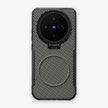 Case CamShield Carbono Vivo X300 Ultra en Gris Plateado: diseño en fibra de carbono, tapa de cámara que se abre como parante, compatible con accesorios magnéticos