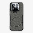Case CamShield Carbono Xiaomi 15 Pro en Gris Plateado: diseño en fibra de carbono, tapa de cámara que se abre como parante, compatible con accesorios magnéticos