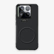 Case CamShield Carbono Xiaomi 15 Pro en Negro Grafito: diseño en fibra de carbono, tapa de cámara que se abre como parante, compatible con accesorios magnéticos