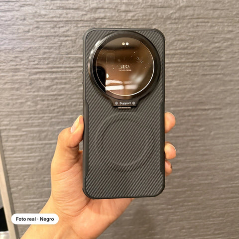 Funda CamShield Carbono Xiaomi 17 Ultra Negro Grafito: en mano