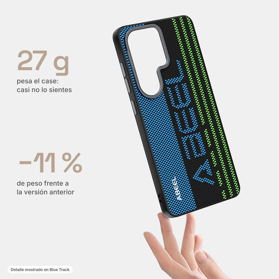 Carbono Deluxe MagSafe: case ligero de 27 g en la mano