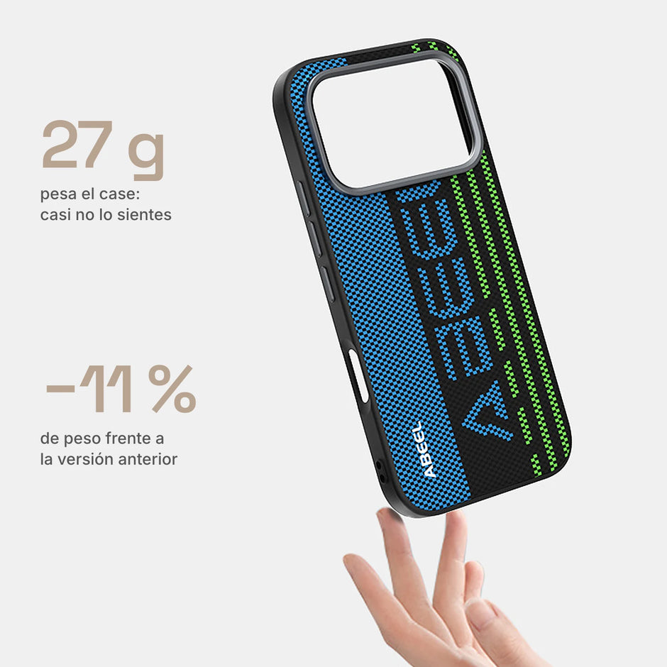 Carbono Deluxe MagSafe: case ligero de 27 g en la mano