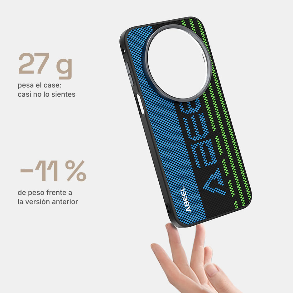 Carbono Deluxe MagSafe: case ligero de 27 g en la mano