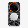 Case Core Paracas Armor Magnético Xiaomi 14 Ultra en Negro: funda con diseño garabato y aro metálico naranja en la cámara, con aro magnético