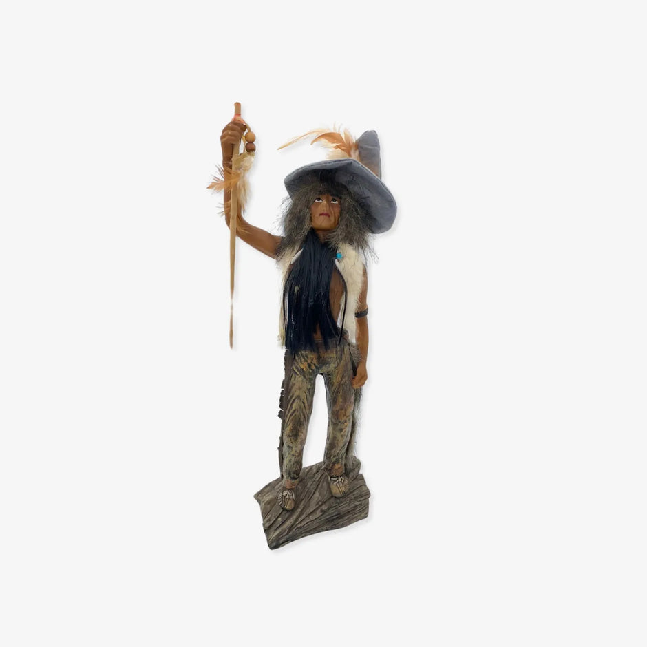 Figura de Artesanía Nativa con Detalles Auténticos