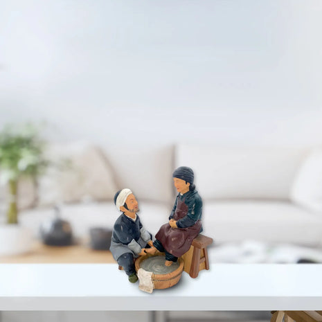 Adorno pareja de ancianos  lavado de pies