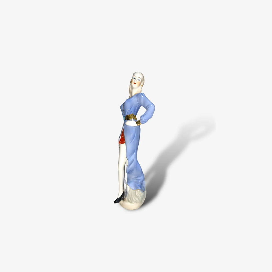 Figura de Porcelana de Dama con vestimenta Celeste