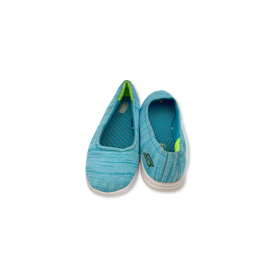 Zapatillas deportivas sin Pasador  para mujer color celeste con Detalles Verdes