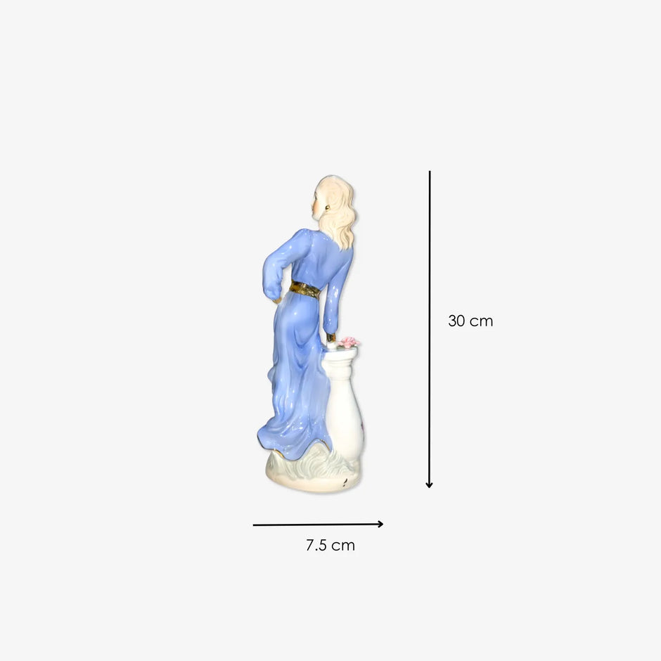 Figura de Porcelana de Dama con vestimenta Celeste