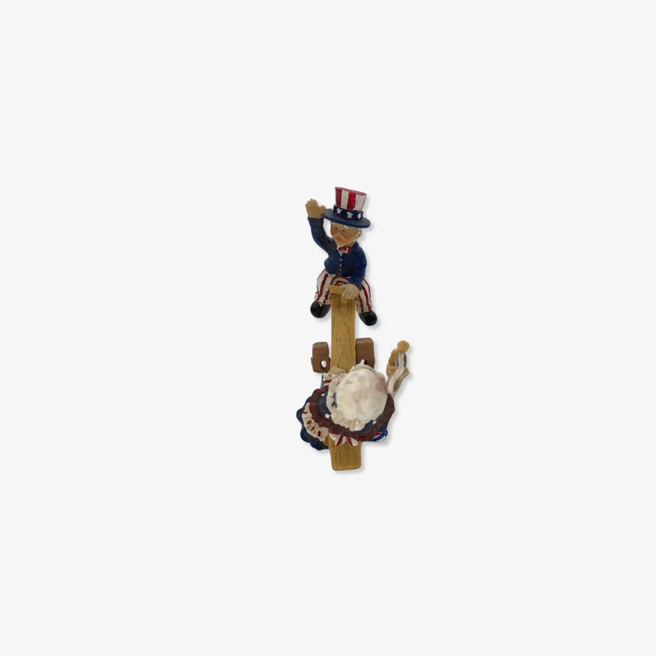 Figura Decorativa de Tío Sam y Niña Patriótica en Subibaja